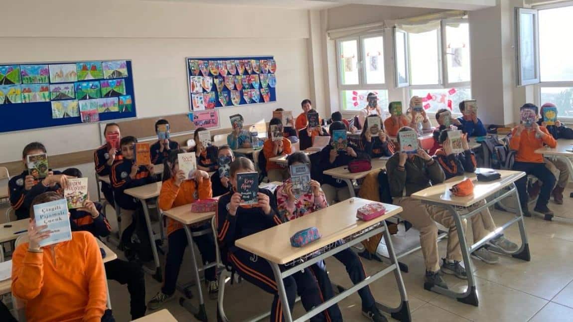   6/A sınıfı, Türkçe dersi okuma sınavında okudukları bir kitabı tanıtıyorlar.